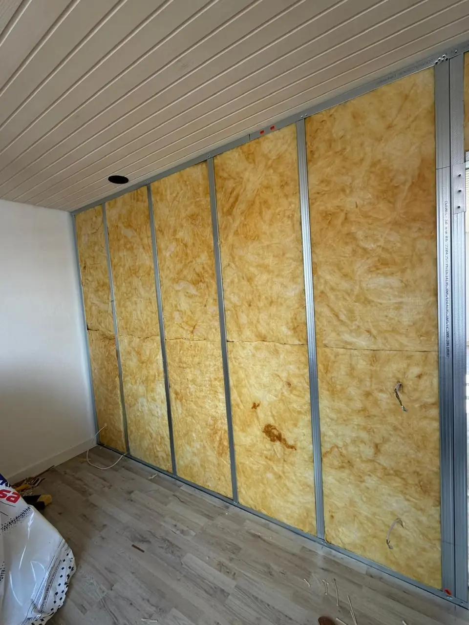 Trennwand im Bau mit Metallständerwerk und OSB-Platten