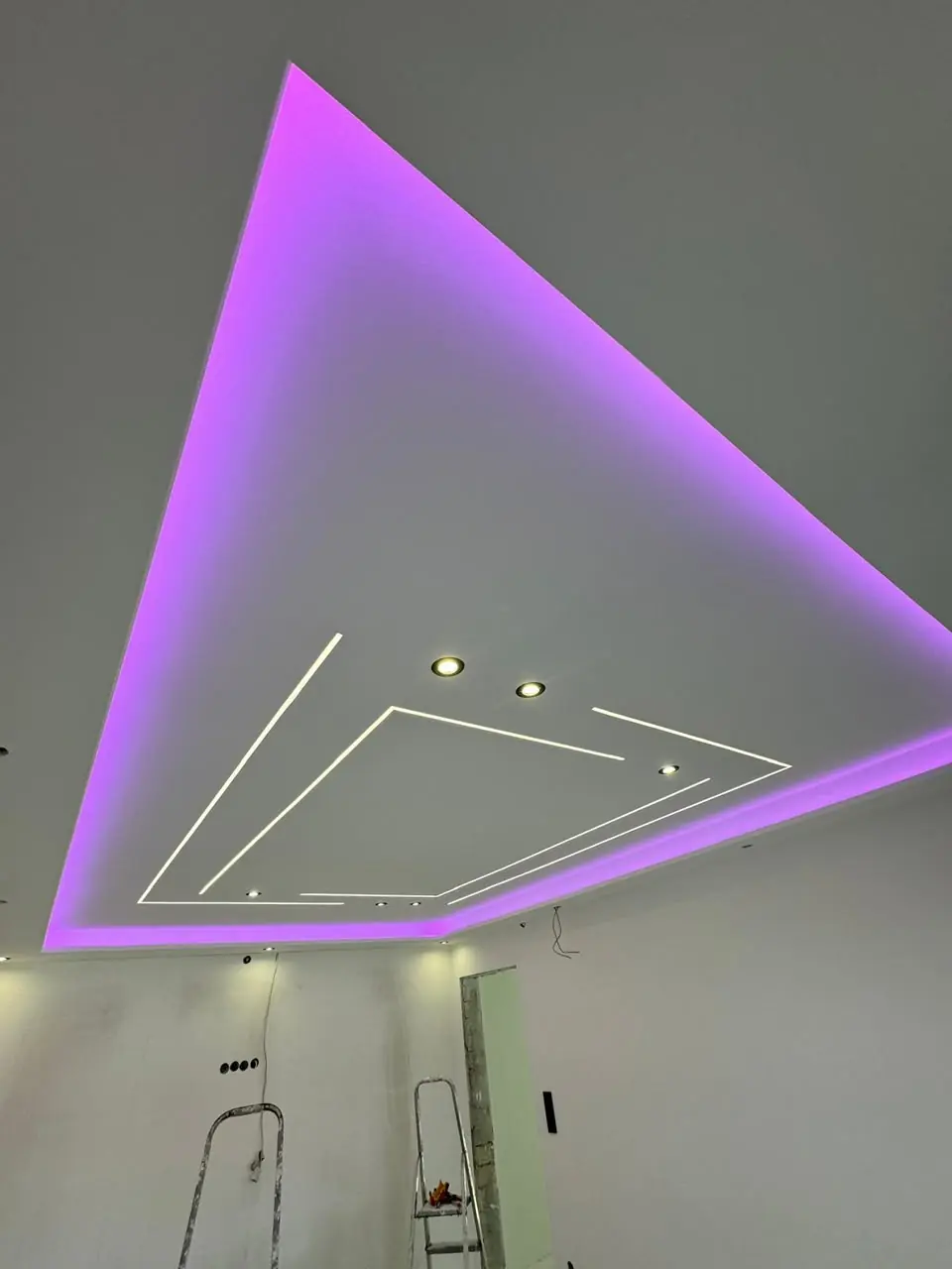 Abgehängte Decke mit farbiger indirekter Beleuchtung und Lichtlinien