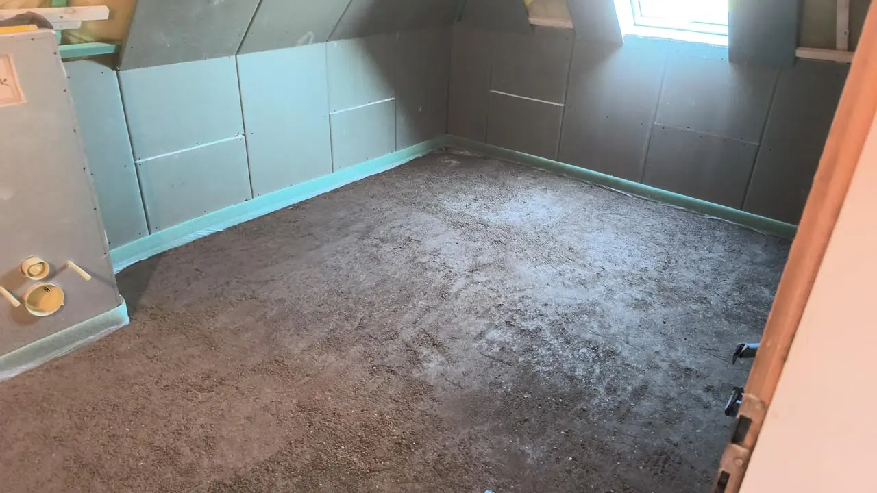 Vorbereiteter Untergrund in einem Dachgeschossraum mit Dachschräge