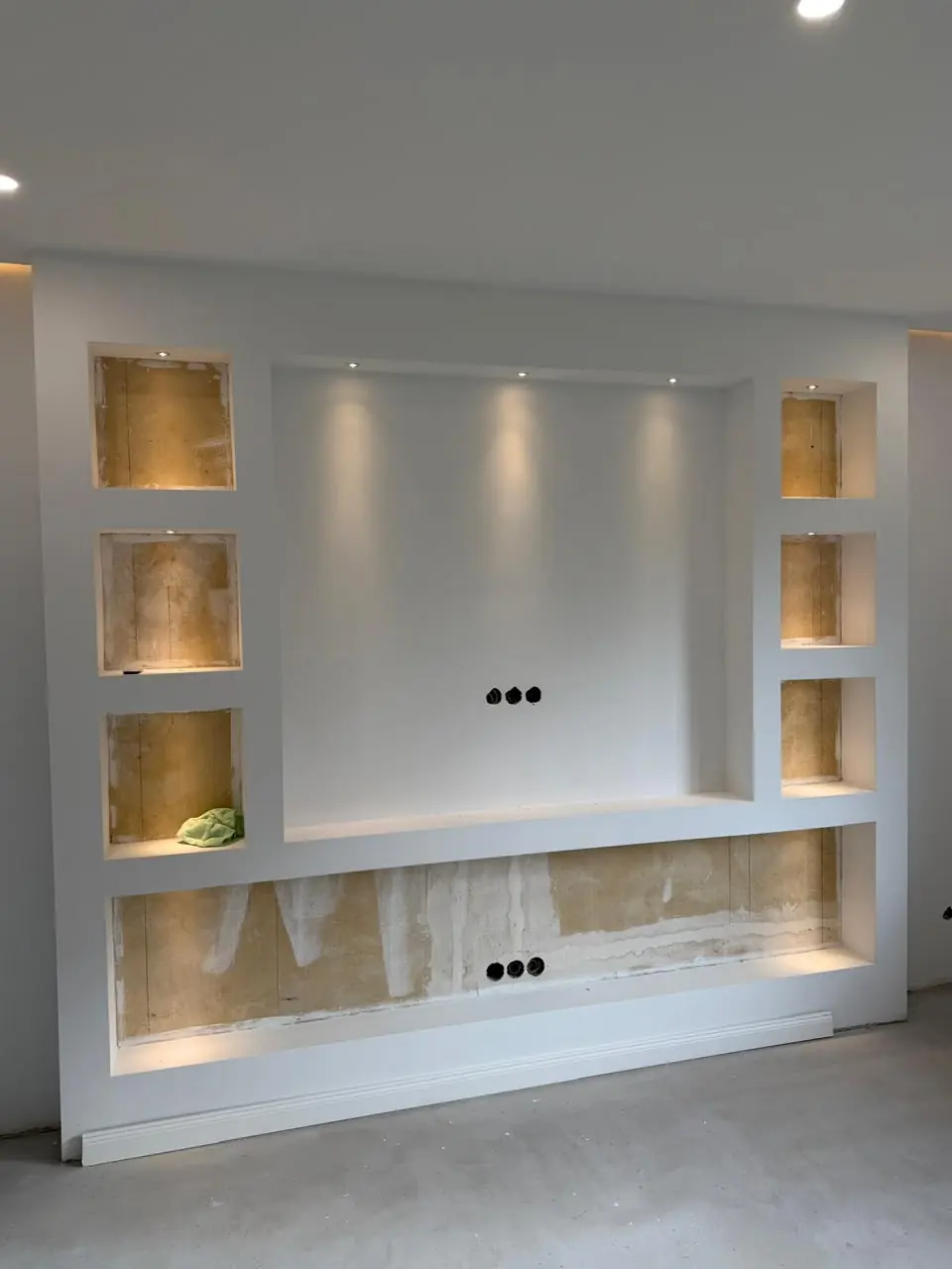 Wandeinbau mit beleuchteten Nischen und Spots