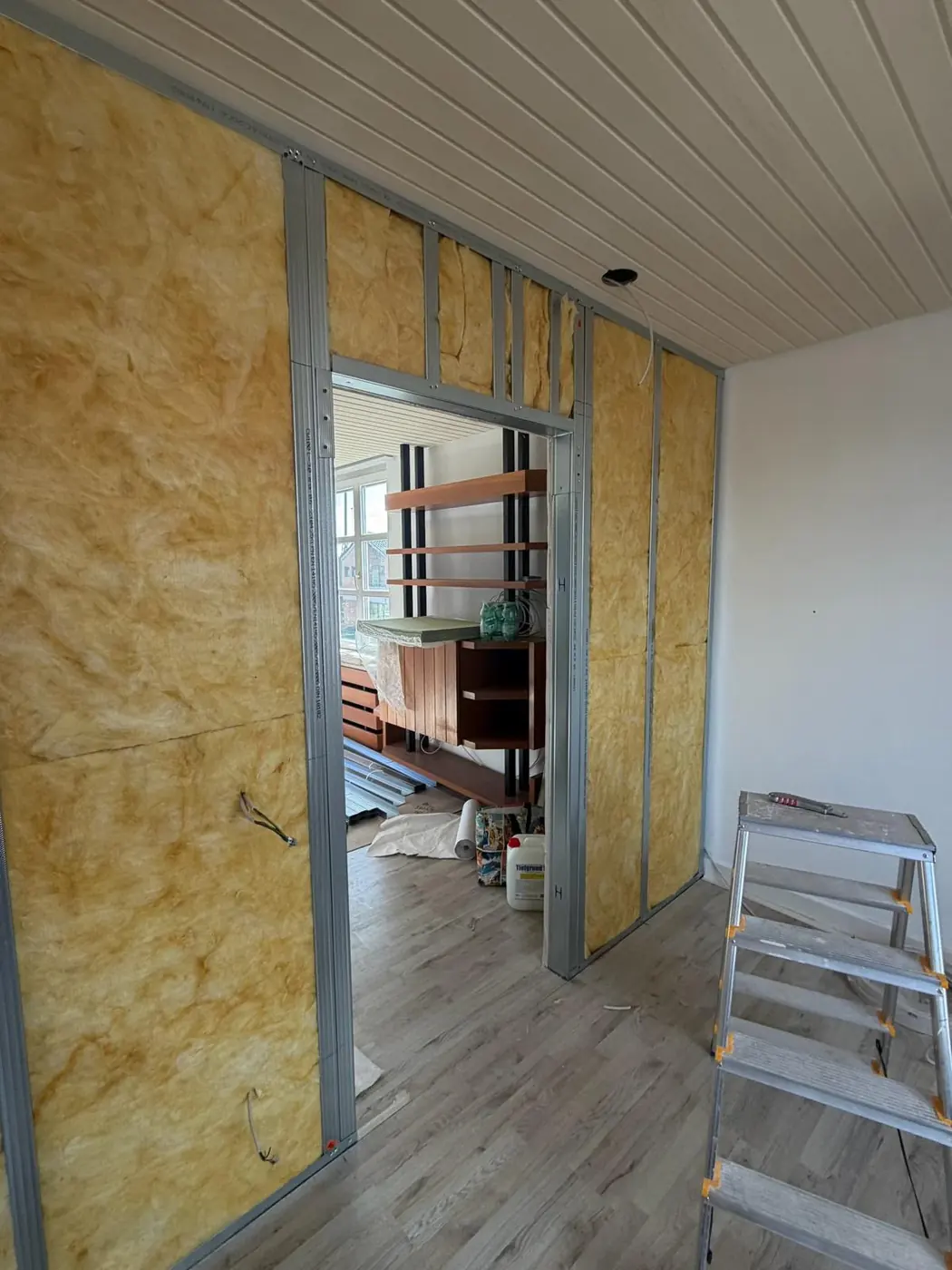 Neue Trennwand mit Türöffnung und Dämmung im Ständerwerk
