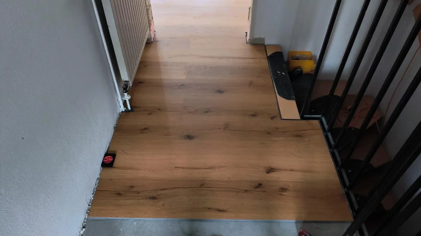 Neu verlegter Eichenboden im Flur neben einer Treppe