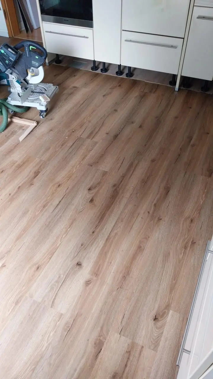 Neuer Boden in Holzoptik in einer Küche